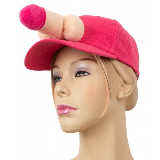 O item essencial e ousado para qualquer festa! O boné de baseball rosa tem um pênis e testículos de pelúcia aveludada e chamativa em uma cor contrastante. O pênis e os testículos ficam acima da viseira. É um item ousado