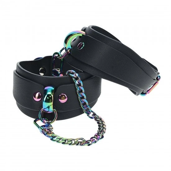 Venice Collection - Algemas Tornozelos - Preto Os Algemas Tornozelos da coleção Venice da Ouch! são ajustáveis em tamanho e são facilmente fixados juntos ou em outros objetos. Feitos de couro colado, eles apresentam um acabamento iridescente em seu hardware, dando